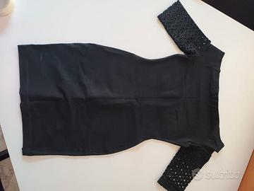 mini abito  strech nero con maniche in pizzo.