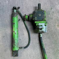 Scatola ad ingranaggi angolare con pompa e pistone