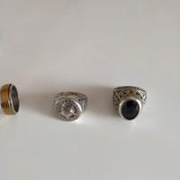 Anelli alla moda da uomo. Consegna a mano