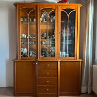 TRATTABILE Vetrina con illuminazione