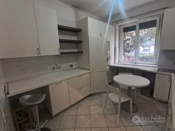 Cucina abitabile completa di elettrodomestici.