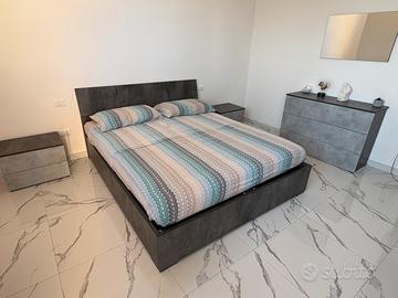 Camera da letto con letto a cassettone