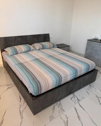 Camera da letto con letto a cassettone