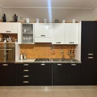 Cucina completa con forno , fornelli e frigo