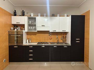 Cucina completa con forno , fornelli e frigo