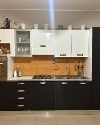 Cucina completa con forno , fornelli e frigo