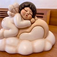 Thun angelo grande su nuvola