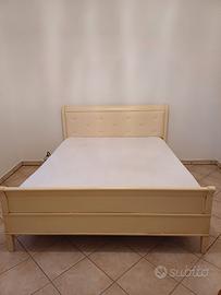 Letto in legno ed ecopelle