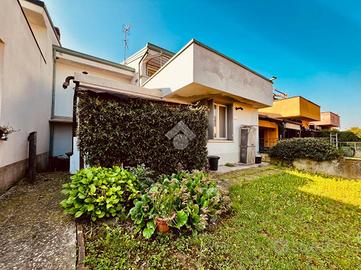 VILLA A SCHIERA CENTRALE A CARAVAGGIO