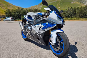 bmw HP4 no S1000RR