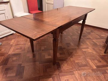 Tavolo in legno colore noce, allungabile
