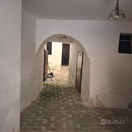 Casa su più livelli a 10 km da Baia Domizia