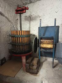 torchio per uva da vino e deraspatrice .