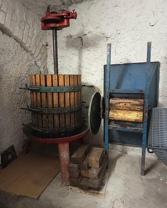 torchio per uva da vino e deraspatrice .