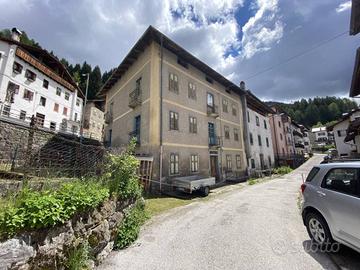 Palazzo / Stabile di 517 m² con più di 5 locali a 