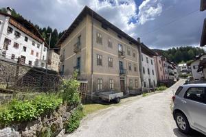 Palazzo / Stabile di 517 m² con più di 5 locali a 