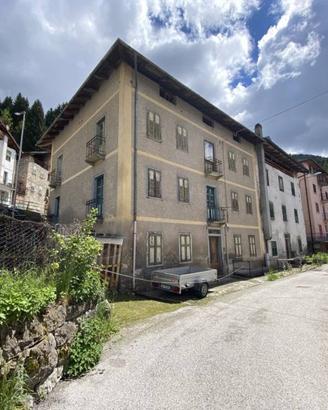 Palazzo / Stabile di 517 m² con più di 5 locali a 