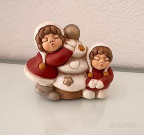 Thun bimbe del Natale con albero