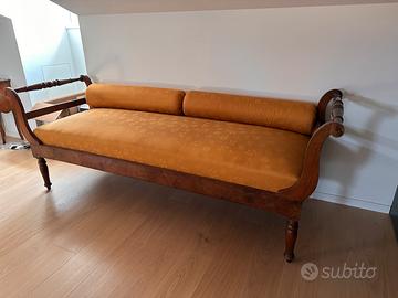 Divanetto vintage in legno con rivestimento ocra