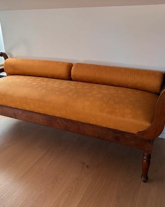 Divanetto vintage in legno con rivestimento ocra