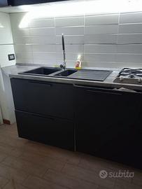 cucina completa di elettrodomestici