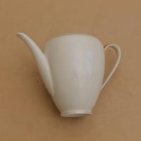 Teiera in porcellana bianca con dettagli dorati