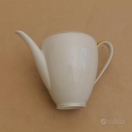Teiera in porcellana bianca con dettagli dorati