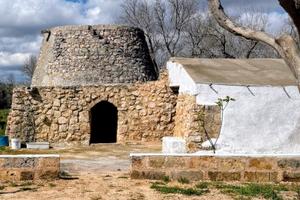 Trullo con 2 ettari di terreno nel Salento