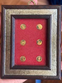 Cornice da collezione con 6 monete d’Oro 8 carati