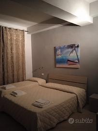 Camere con cucina, veranda e tanto spazio esterno