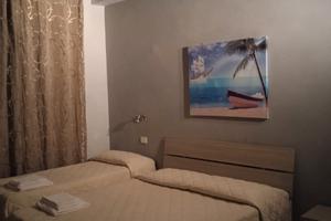 Camere con cucina, veranda e tanto spazio esterno