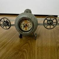 Aereo vintage in metallo con orologio