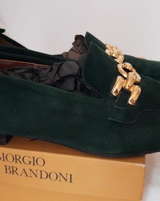 mocassino in camoscio verde con tassello dorato,