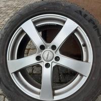 Quattro pneumatici con cerchi in lega come nuovi.