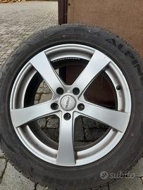 Quattro pneumatici con cerchi in lega come nuovi.