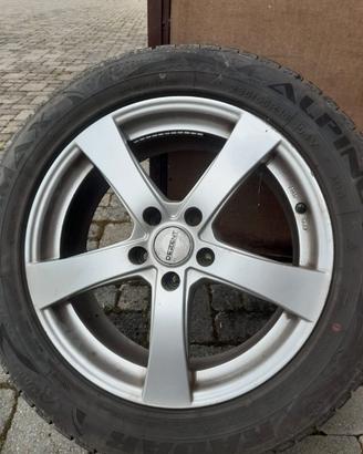 Quattro pneumatici con cerchi in lega come nuovi.
