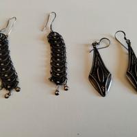 due paia di orecchini etnici