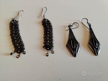 due paia di orecchini etnici