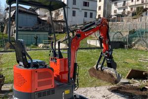 MINI ESCAVATORE 12 qt. CON  ACCESSORI