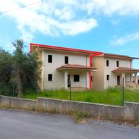 Villa bifamiliare con ampia corte e vista mare
