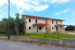 Villa bifamiliare con ampia corte e vista mare