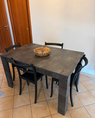 Tavolo in legno e 4 sedie in polipropilene