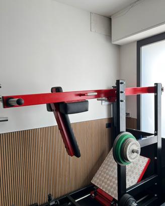 Pendulum squat con pedana regolabile