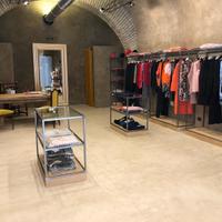 Arredamento per negozio di abbigliamento.