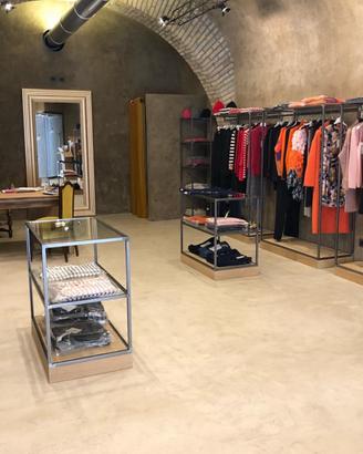 Arredamento per negozio di abbigliamento.