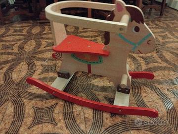 Cavalluccio a dondolo in legno