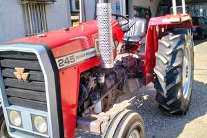 Trattore agricolo Massey Ferguson 245