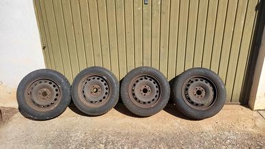 Set 4 cerchi ferro R14 con gomme invernali