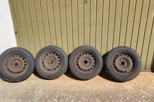Set 4 cerchi ferro R14 con gomme invernali