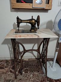 Macchina da cucire d'epoca Singer con mobiletto